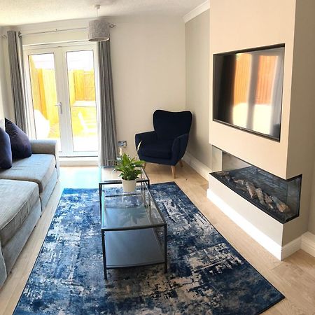 3 Bedroom - 2 Bathroom Townhouse In Corstorphine Near Murrayfield Stadium - Direct Bus To Edinburgh City Centre In 20 Minutes - Two Private Parking Spaces - Private Sunny Garden - Recently Refurbished Exterior foto